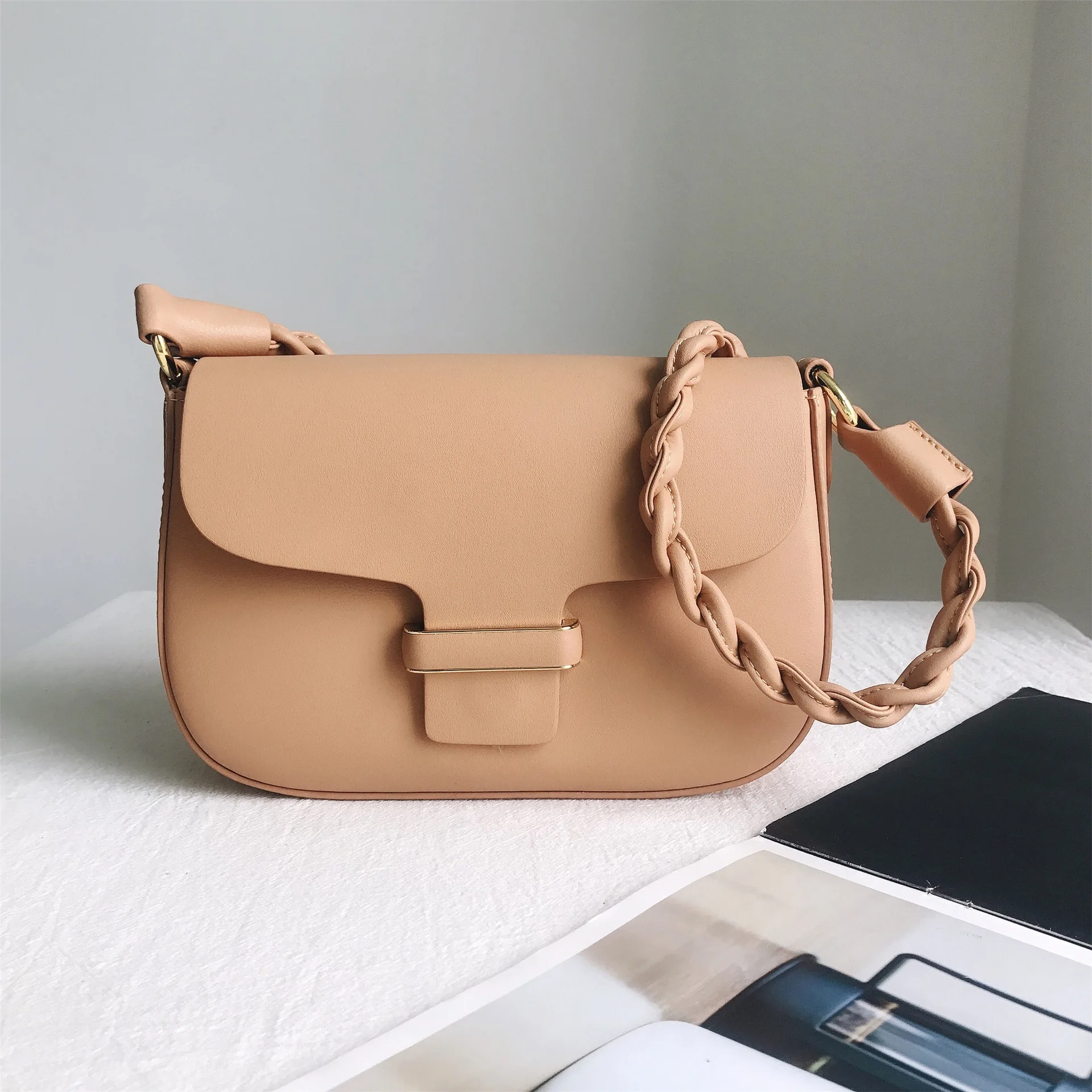

Female Bag GENUINE Leather Lock Bag New Small Square Bag Twist Braid Simple and Versatile One-shoulder Messenger Retro