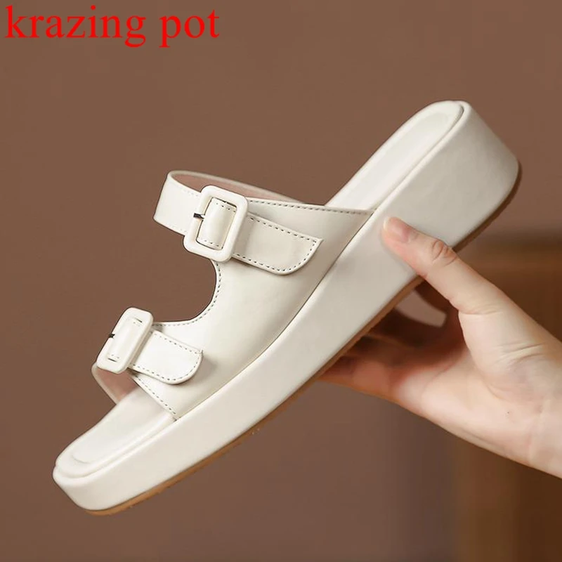 

Krazing Pot 2022 natural cow leather slip on leisure summer shoes solid casual flat platform metal buckles brand women sandals