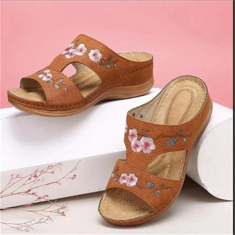 

2022 Summer New Slippers Women's Temperament Hollow Out Flower Embroidery Comfortable Sandals Slope Heel Large Women's Slippers