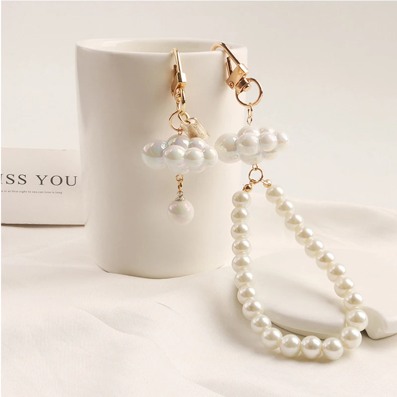 

Женский брелок с подвеской в виде белого облака