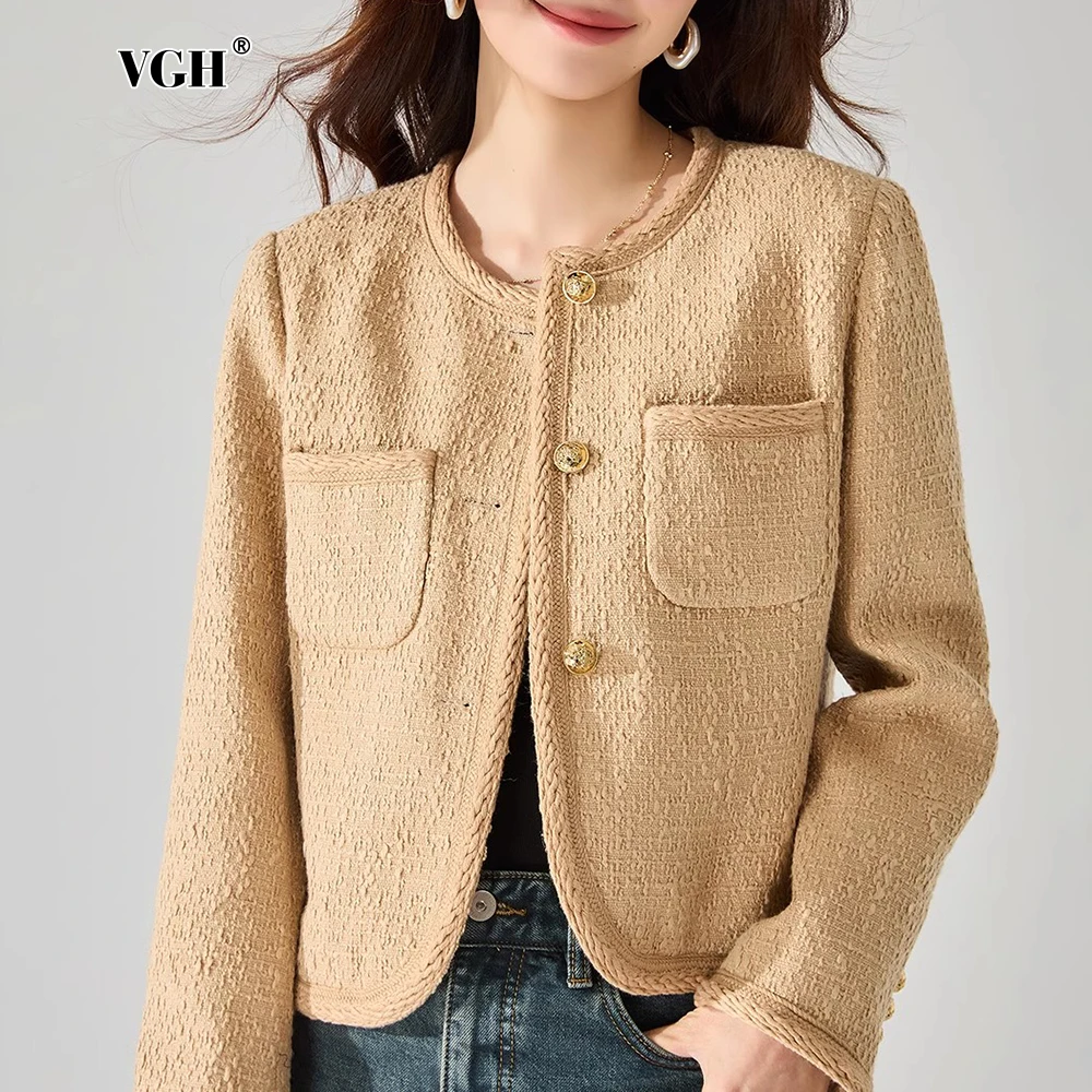 Женская короткая куртка с круглым вырезом длинным рукавом и металлическими