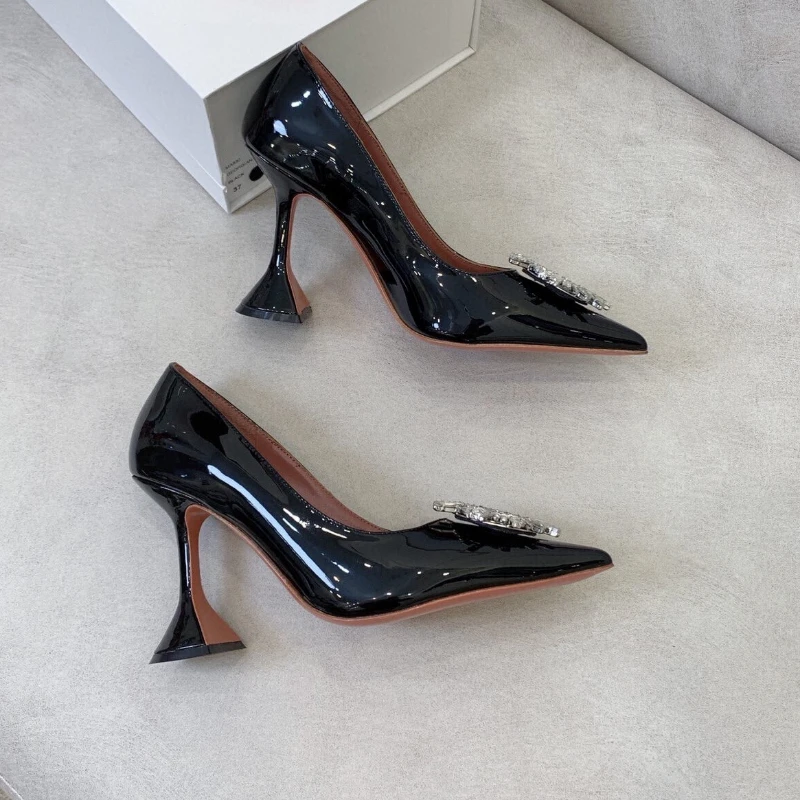 Женские туфли на высоком каблуке с острым носком