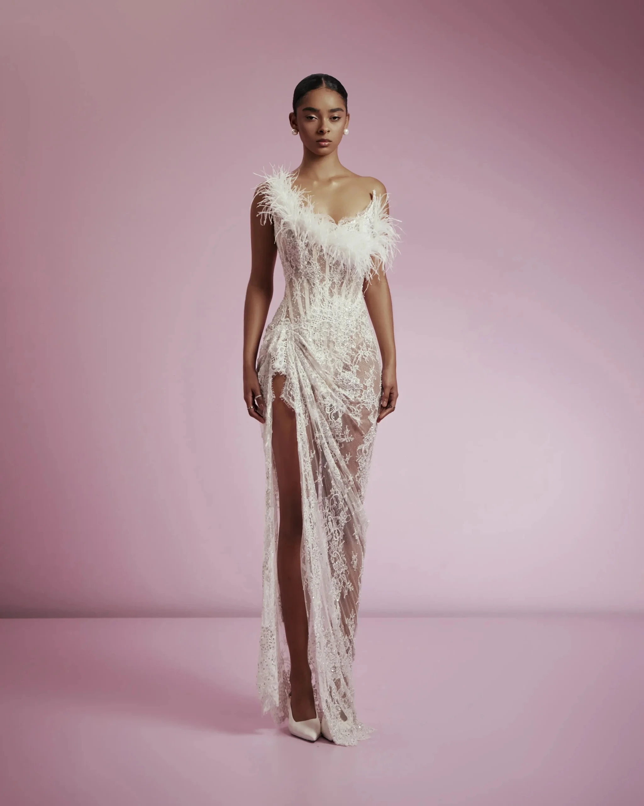 Роскошное сексуальное белое кружевное платье макси без бретелек с перьями