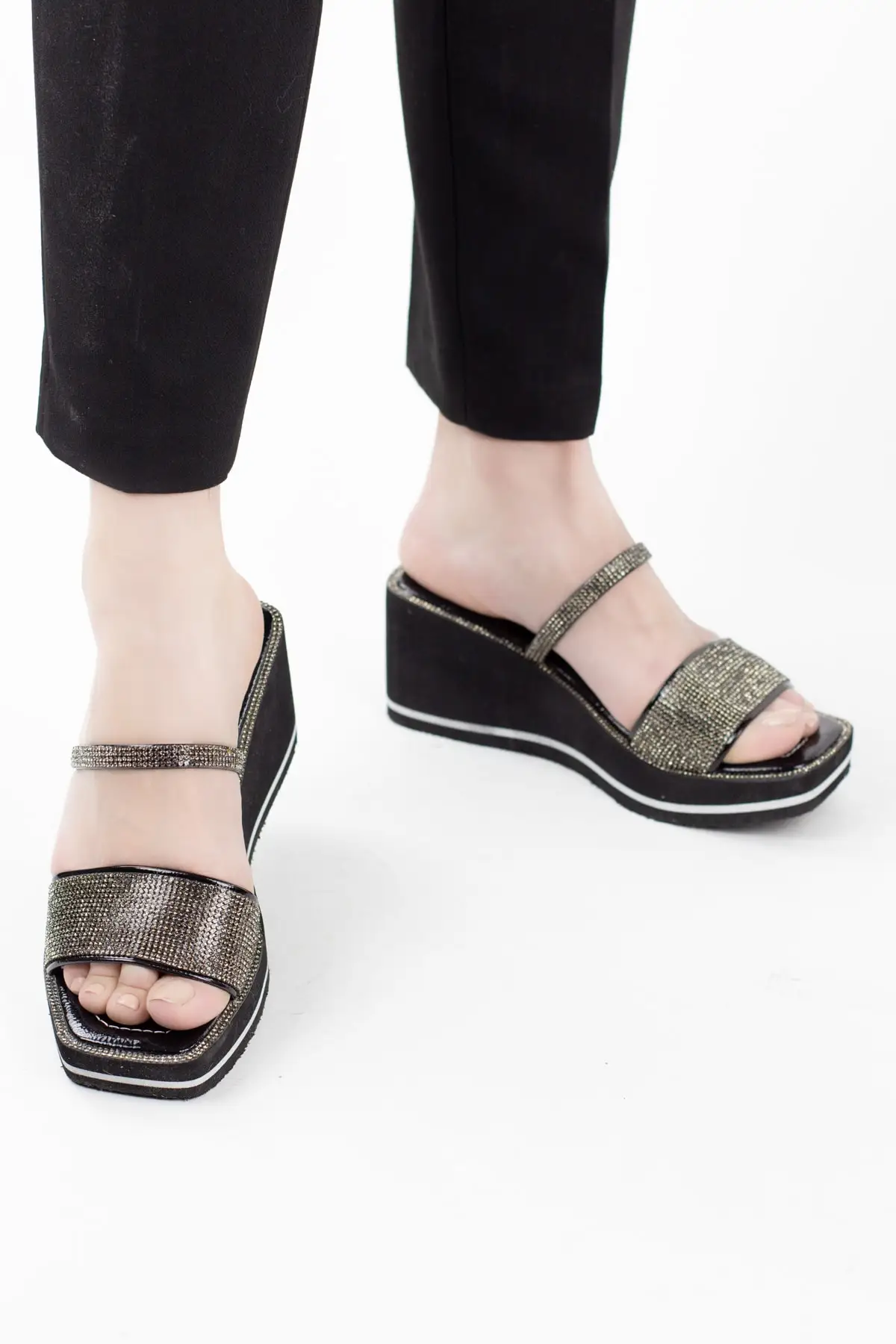 

Jlo Light Base Cubic Zirconia Women 'S Wedges Slippers