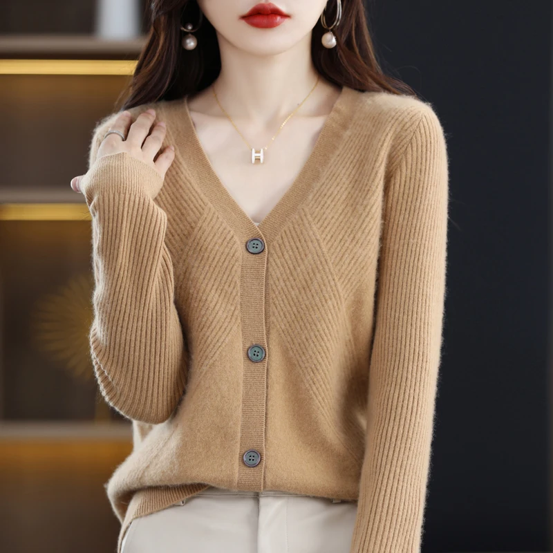 Женский вязаный кардиган с V-образным вырезом