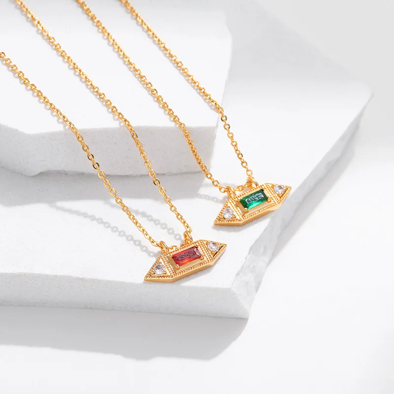 Женское ожерелье с подвеской в виде конуса изумрудом