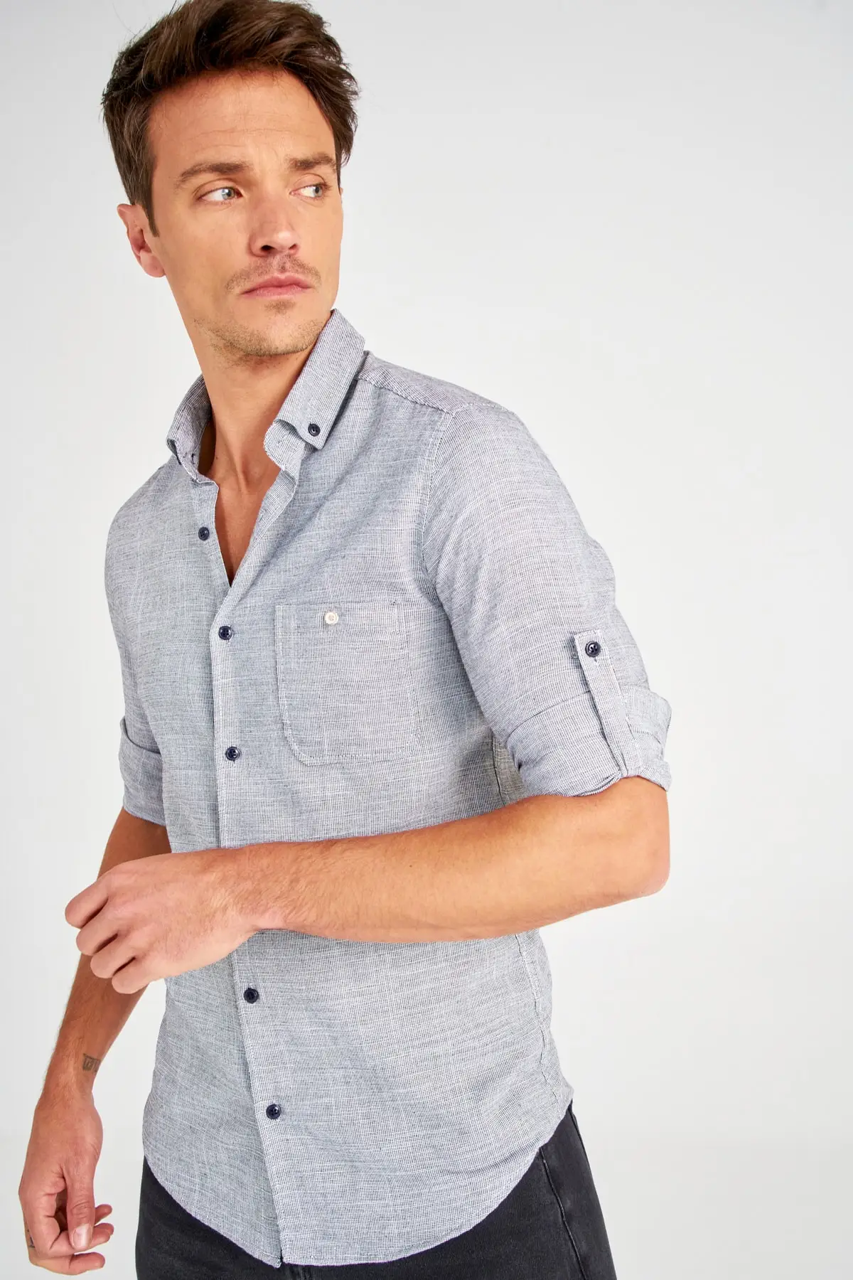 Мужская приталенная рубашка с одним карманом на пуговицах мужская одежда