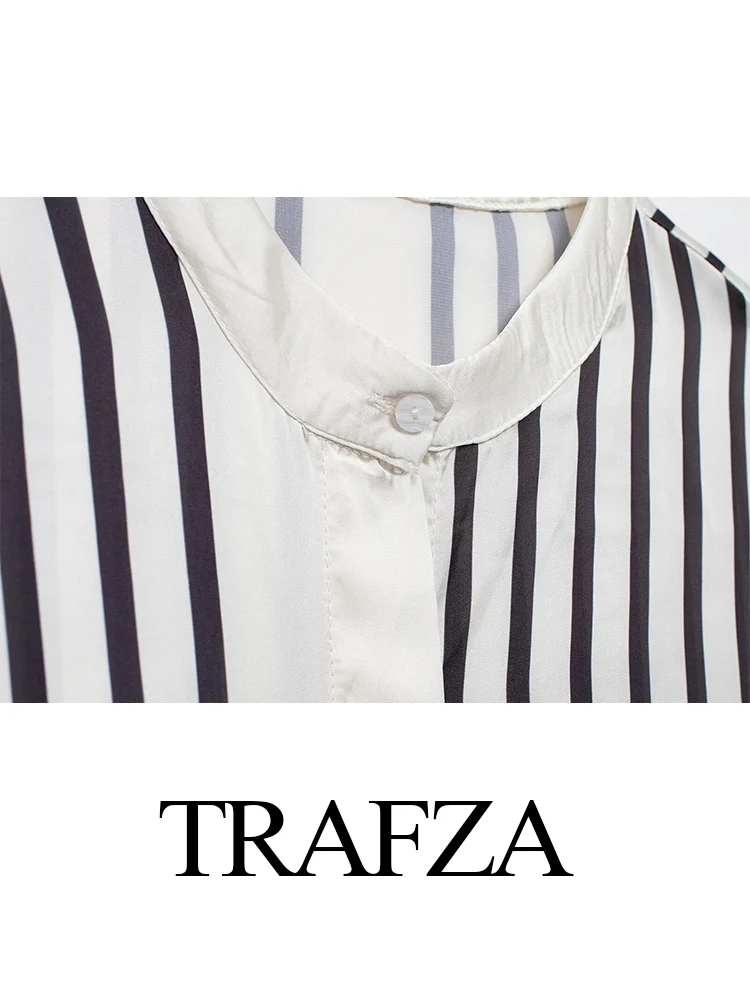 Блузка женская однобортная в полоску с круглым вырезом и длинным рукавом