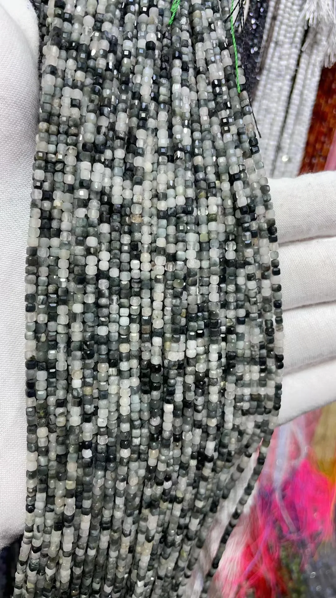 Натуральный камень Орлиный глаз граненый куб режущее лицо 2 5x2 5 мм длина 39 см