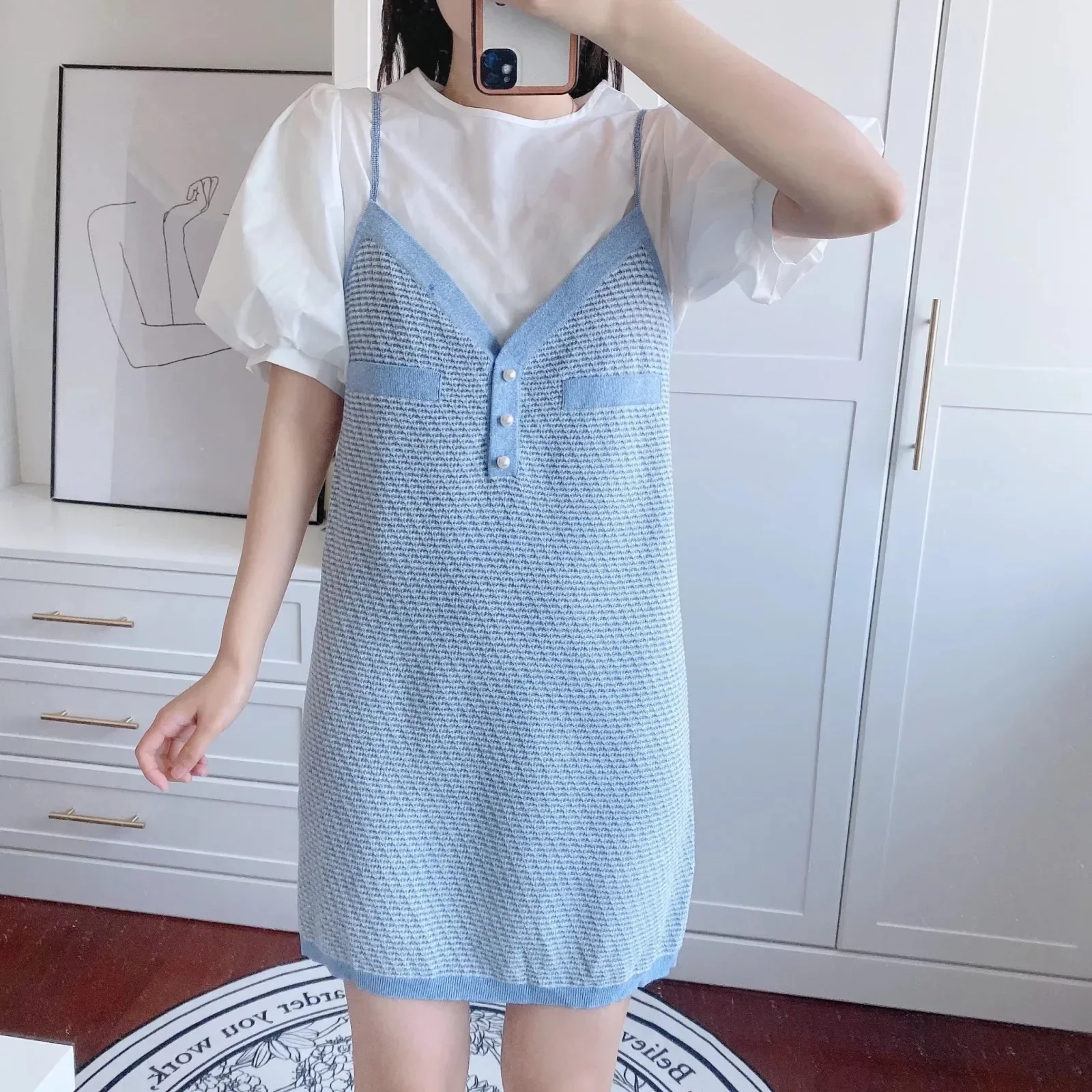 Свежая милая облегающая футболка из двух частей с иллюзией мини-платье в