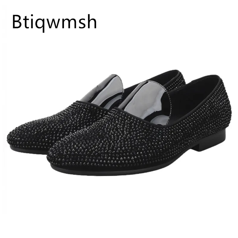 

Черные стразы, мужские туфли с острым носком из натуральной замши, с заклепками, без шнуровки, модная обувь для вечевечерние