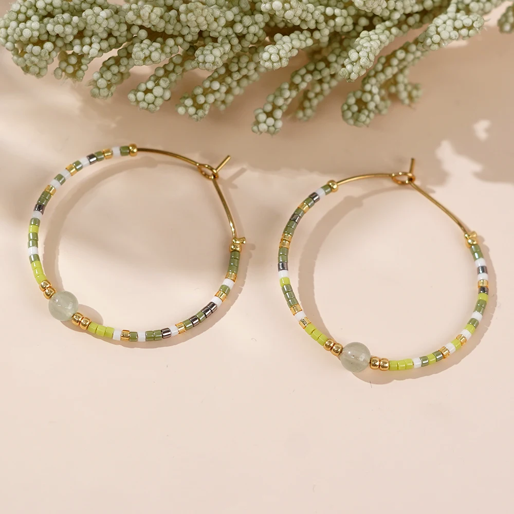 Женские серьги-кольца с бусинами из натурального камня