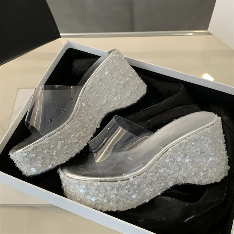 Eilyken модные тканевые прозрачные женские шлепанцы на танкетке из ПВХ с блестками