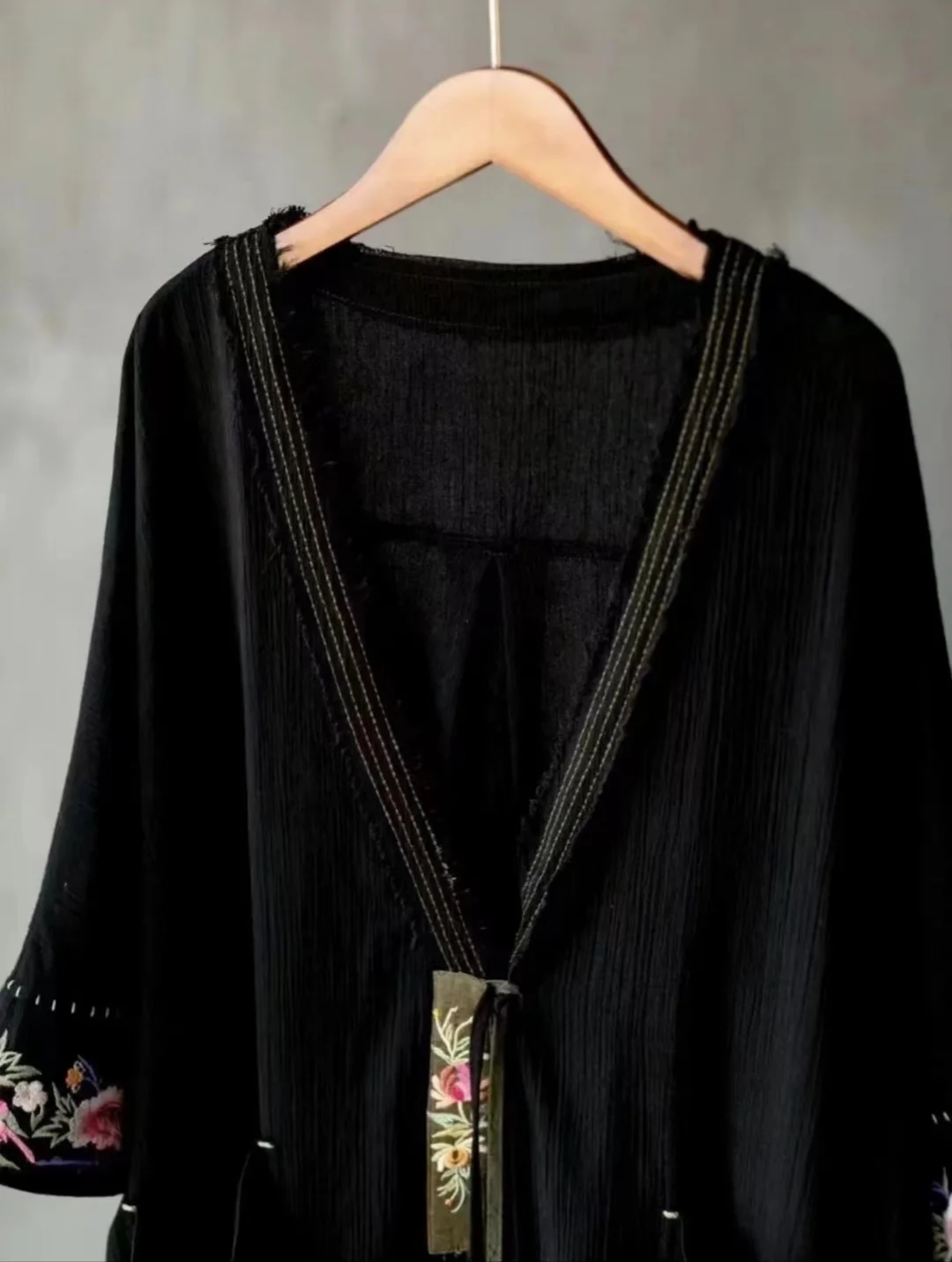 Женский длинный кардиган с вышивкой черный хлопково-льняной на шнуровке одежда