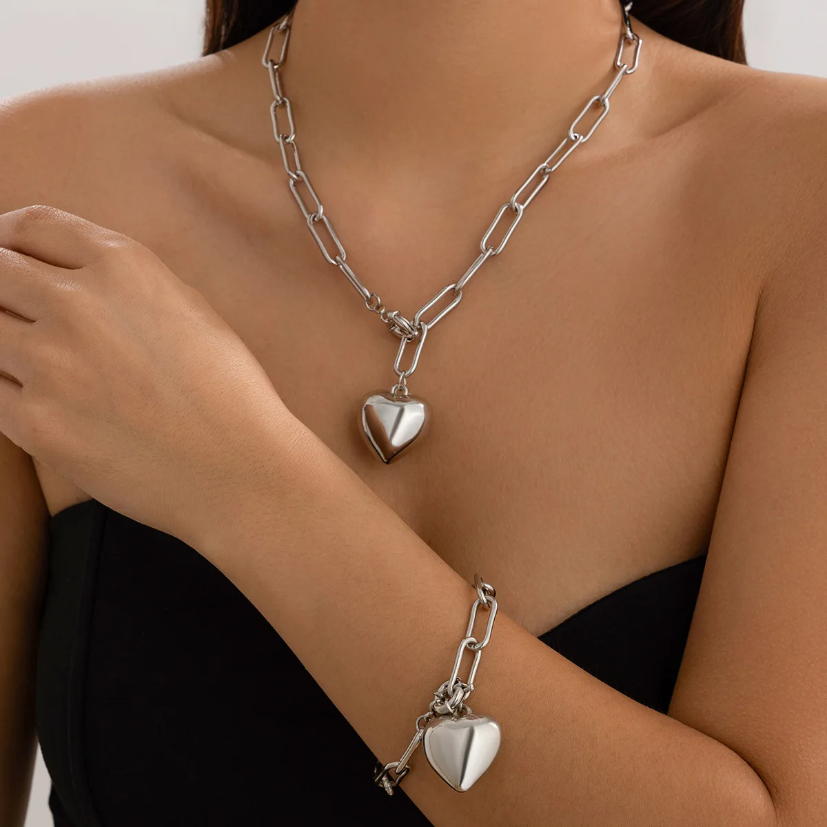 Женский ювелирный комплект из колье сердца и браслета