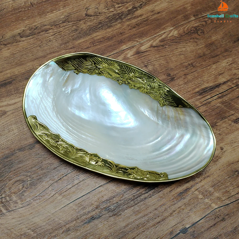 

Поднос из ракушки с золотой окантовкой