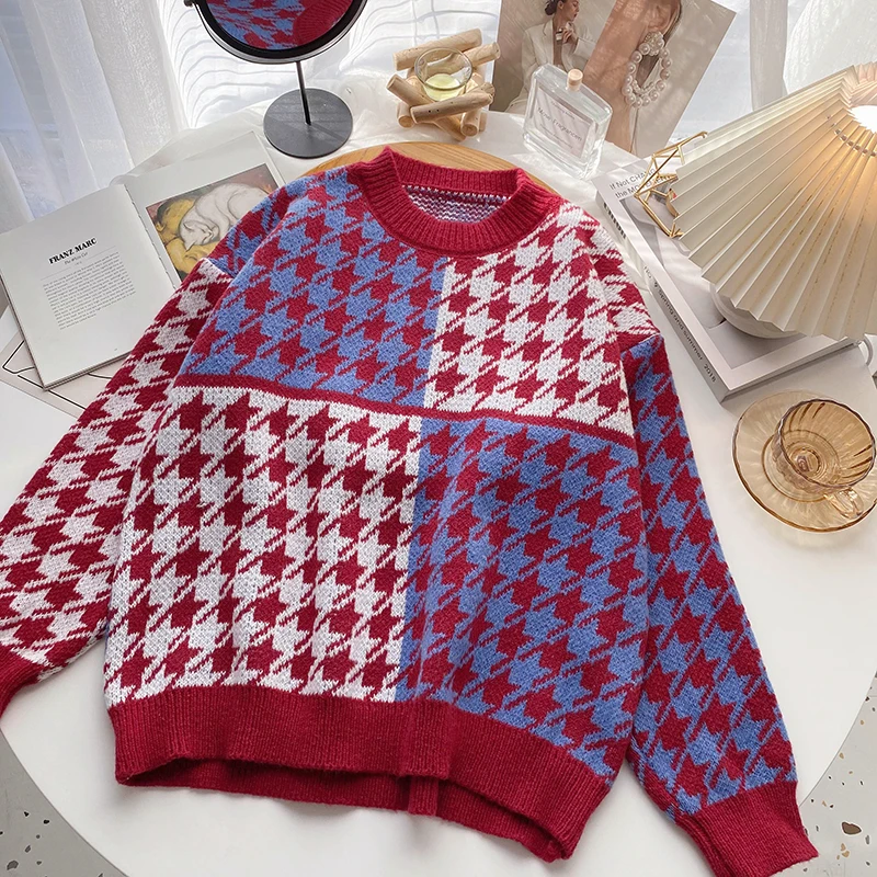 Свитер женский трикотажный в клетку с круглым вырезом и длинным рукавом |