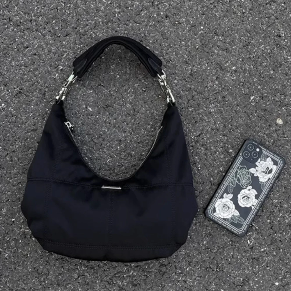 Нейлоновая сумка-хобо на плечо