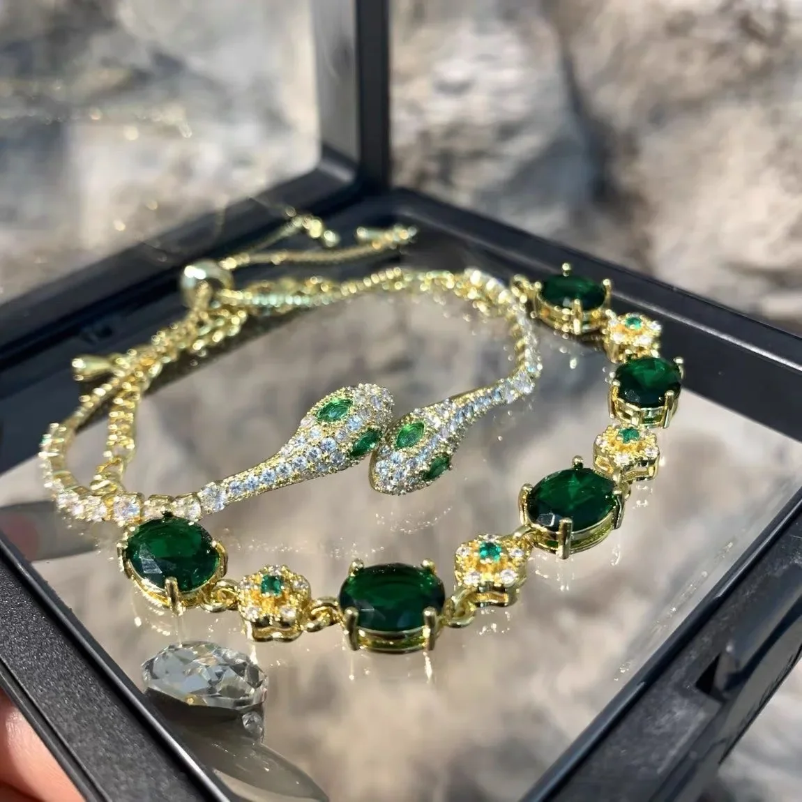 Женский браслет с черными кристаллами и змеиным цирконием