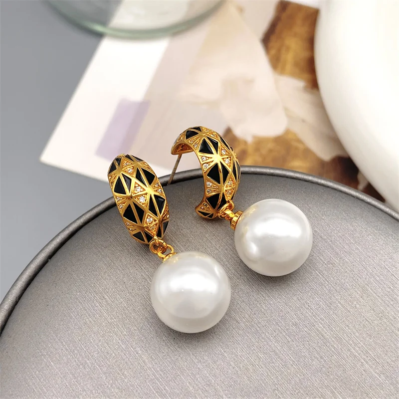 

Euramerican Retro Inlaid Zircon C Shape Black Enamel Glaze Highlight Pearl Drop Earrings For Women Delicate And Elegant Earrings