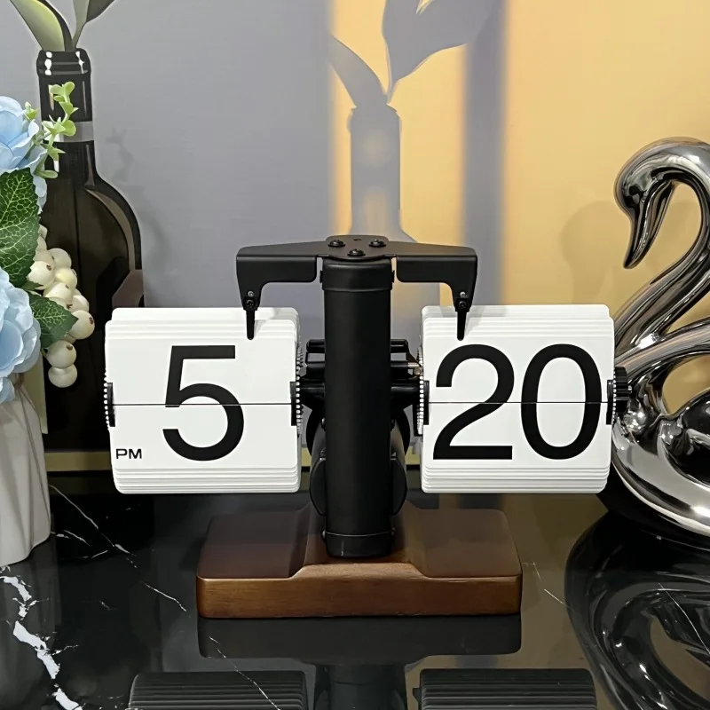 Механические настольные часы из металла