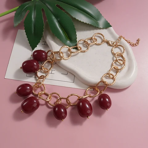 WEALTHYBOO Бордовое колье из смолы с золотой цепочкой