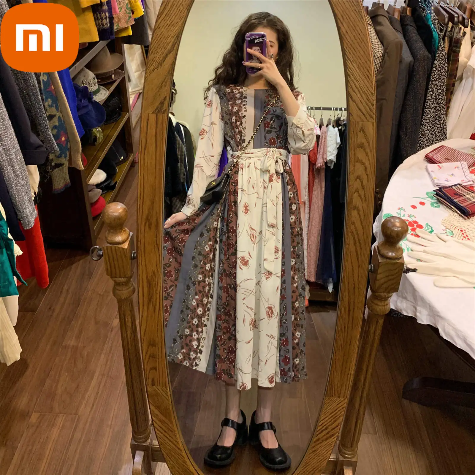 

Женское платье с цветочным принтом, круглым вырезом и длинным рукавом