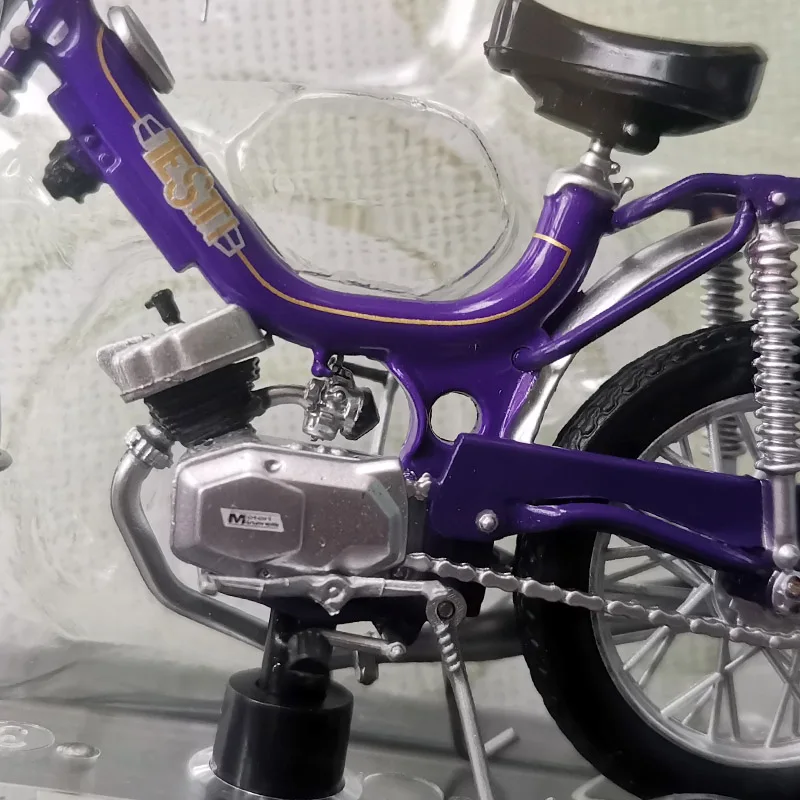 Коллекция моделей мотоциклов и скутеров tisti Cricket 50cc 1978 в масштабе 1:18 |