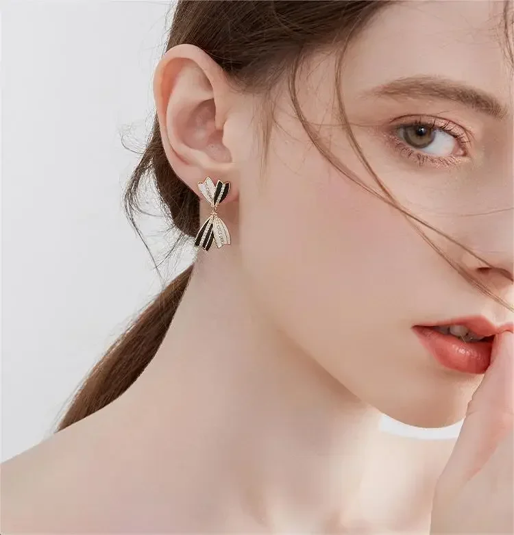 Черно-белые серьги с бантом новинка 2024 уникальные серьги-капли для девочек