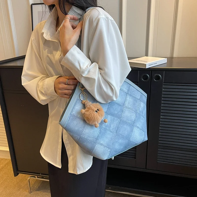 Large Capacity Push Argyle Lattice One Shoulder Female Bag Cute Plush Small Pendant Portable Large Bag Irregular Lady Bag