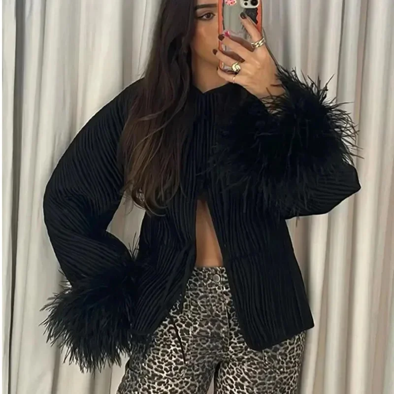 Черное стеганое свободное пальто с перьями и манжетами на шнуровке женское