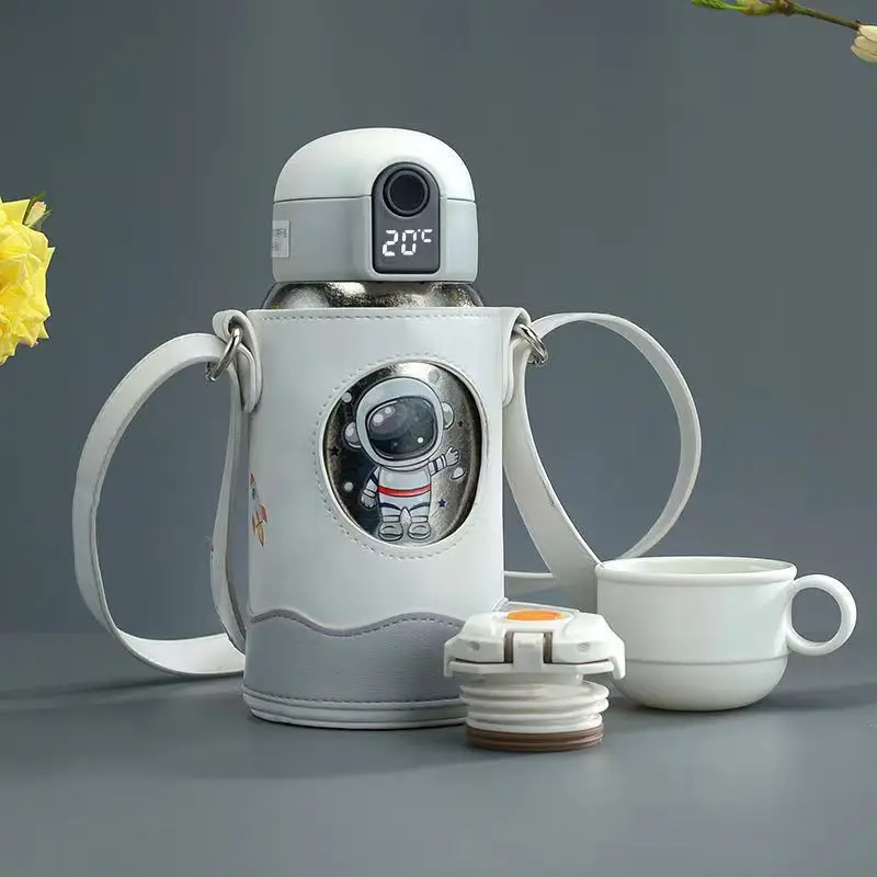 Детская бутылка для воды в виде астронавта, 500 мл Детская бутылка для воды в виде астронавта, 500 мл