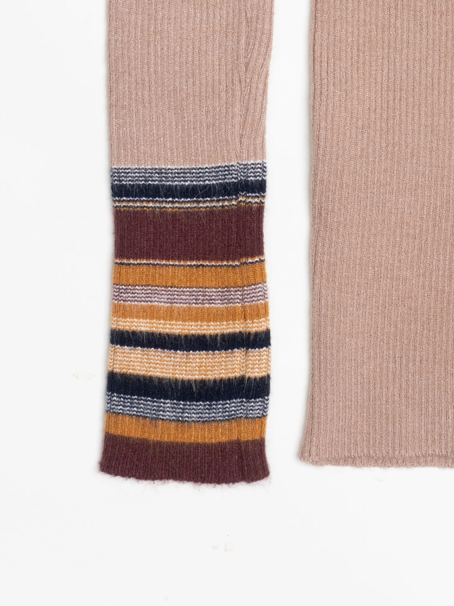 Женский свитер-водолазка в рубчик