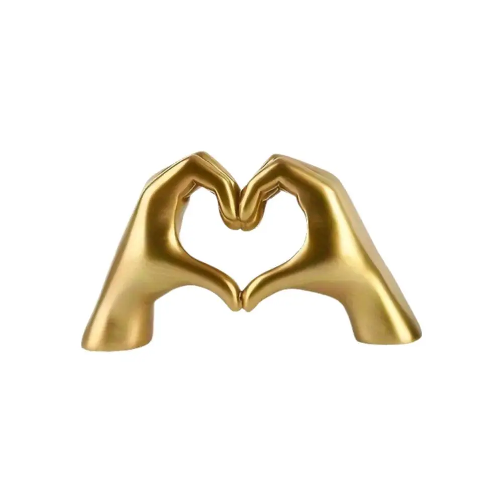 Статуэтка в виде сердца с искусственными руками из смолы современная