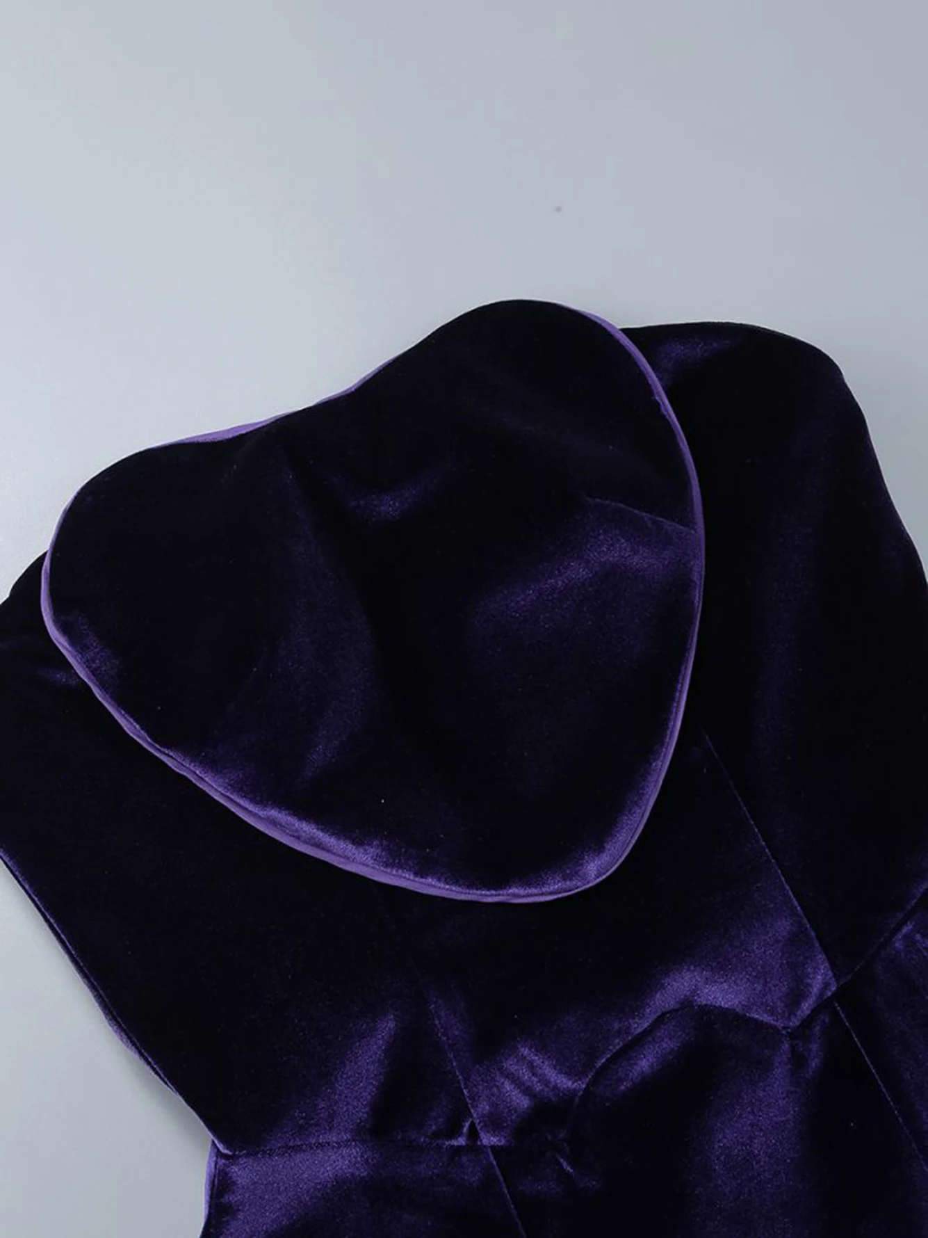 Женское мини-платье без бретелек с открытой спиной