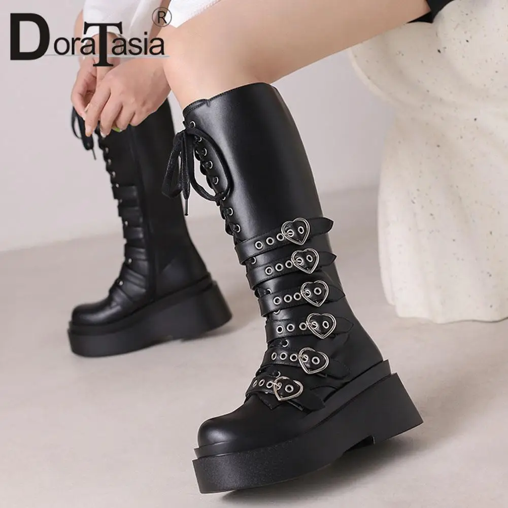 

Брендовые дизайнерские женские сапоги на танкетке и высоком каблуке, модные женские сапоги до колена на платформе с пряжкой в форме сердца, ...