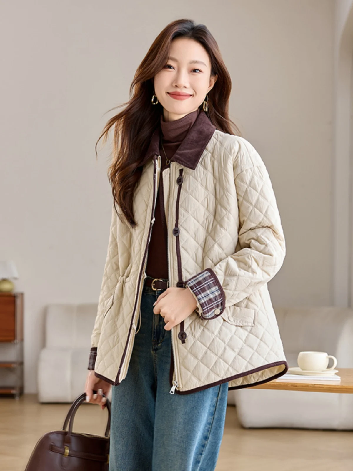 Изящное лоскутное клетчатое пальто с ромбовидным утеплителем для женщин 2024