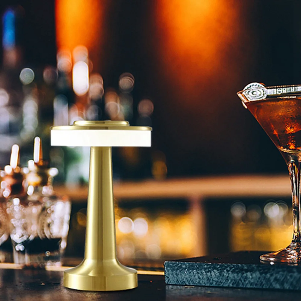 Рисунок 4 - Металлическая настольная лампа