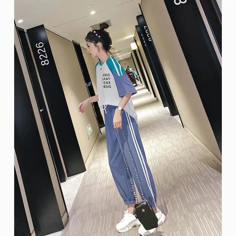 

Летний новый спортивный костюм с короткими рукавами и укороченными брюками, Женский студенческий СВОБОДНЫЙ Модный трендовый костюм из дву...