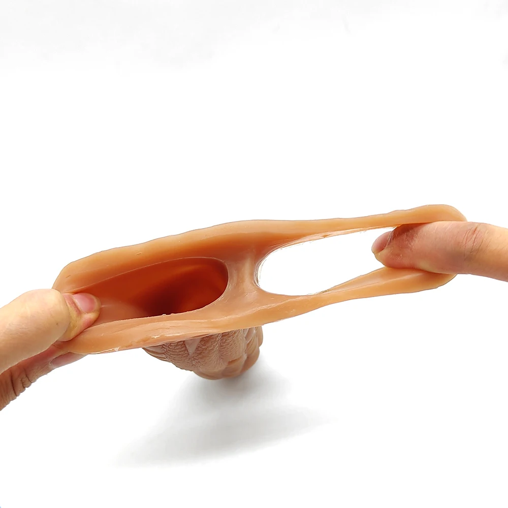 Пенисадағы үлкен силикон еріндер