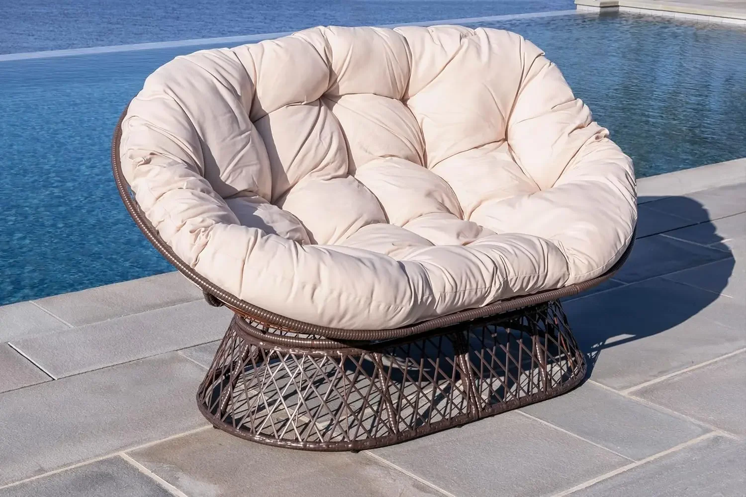 Для двухместного стула Papasan Loveseat с бежевой подушкой и коричневой рамкой для