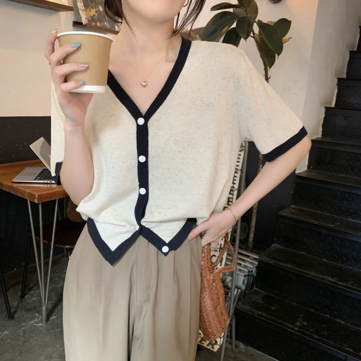 

Женский трикотажный кардиган с V-образным вырезом и коротким рукавом