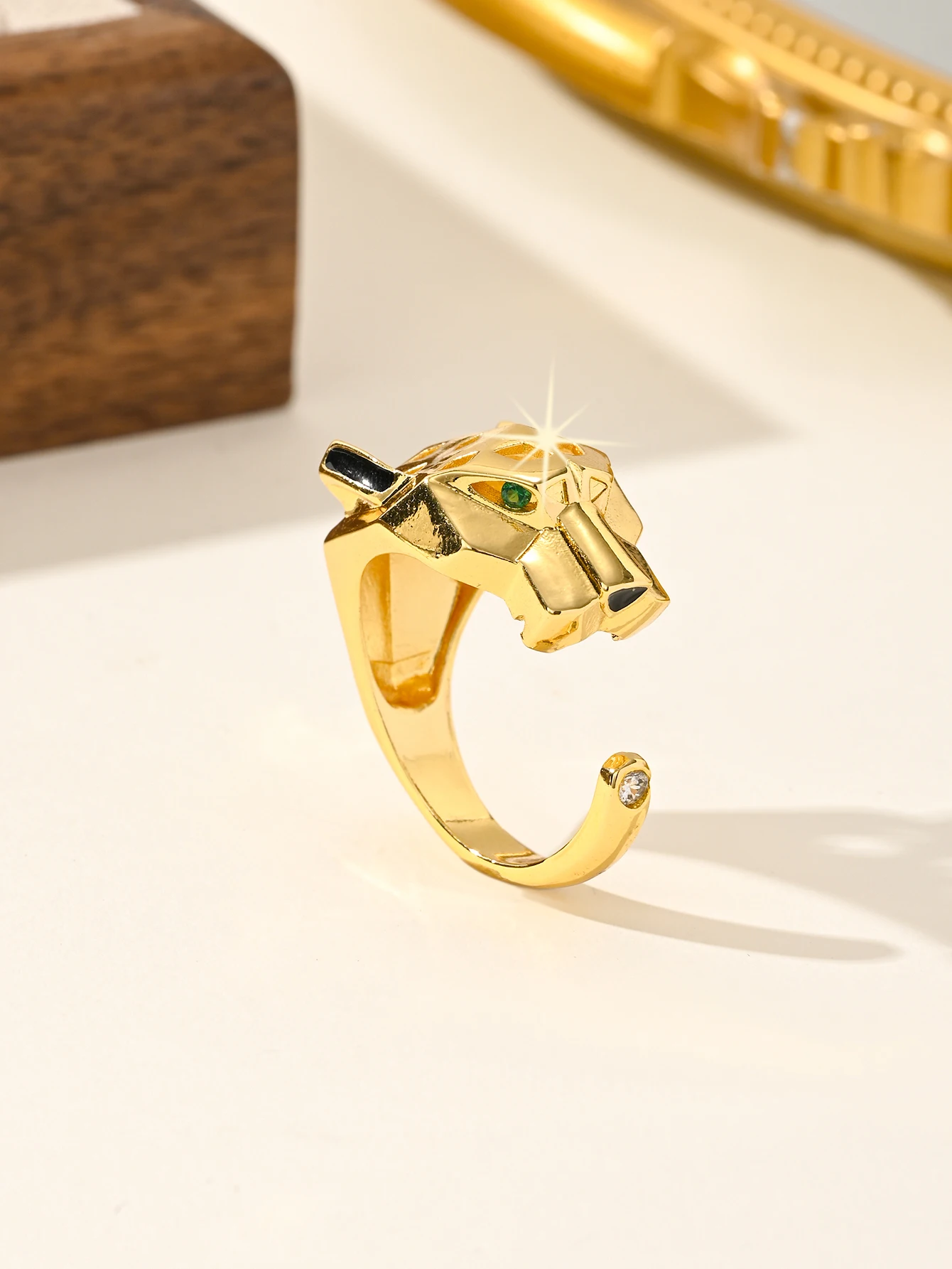 Цельное модное мужское открытое кольцо с объемным цирконием и зелеными глазами