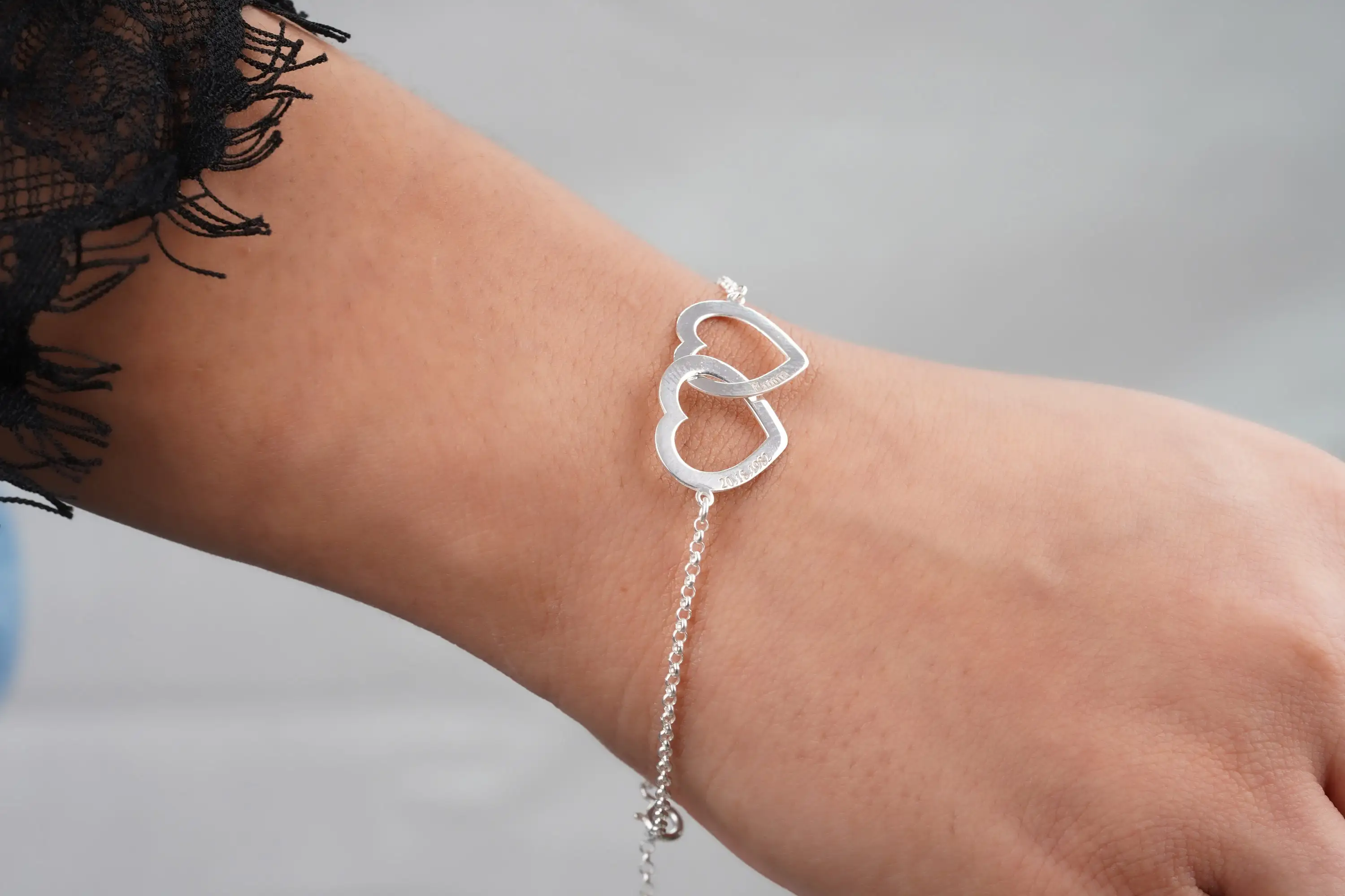 

Personalized Intertwined Chain Bracelet Engraved Interlocking Circle Bracelet Bracelet For Women Stainless Steel Bracelet Woman