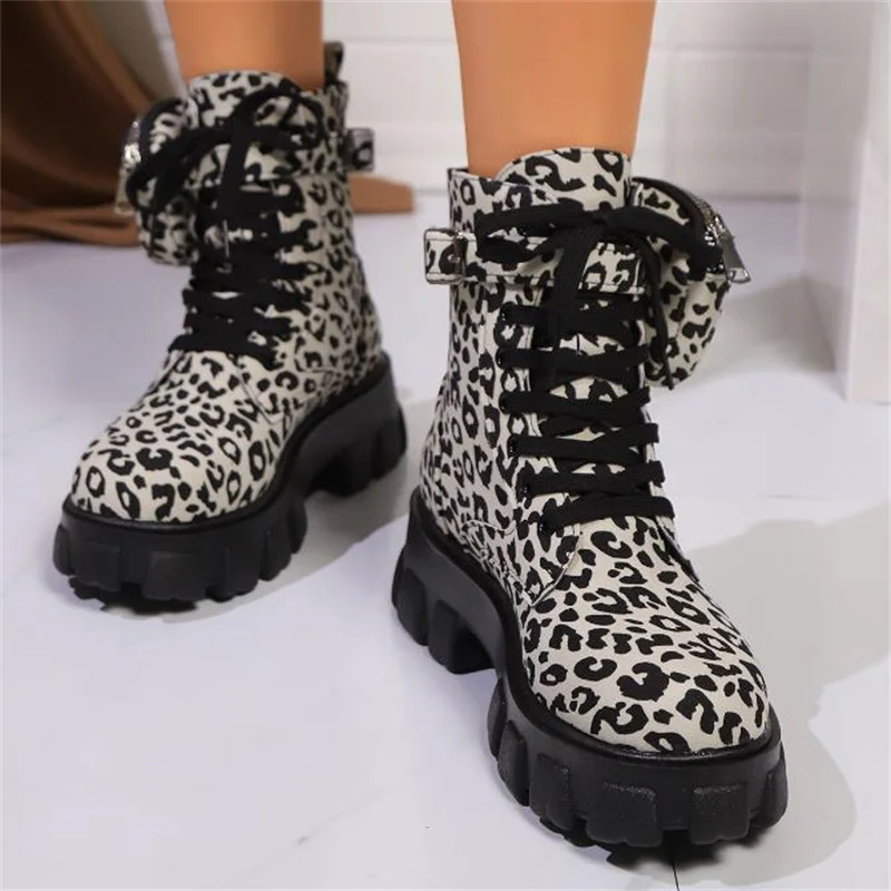 Женские ботинки с леопардовым принтом короткие на толстом каблуке ремешке в