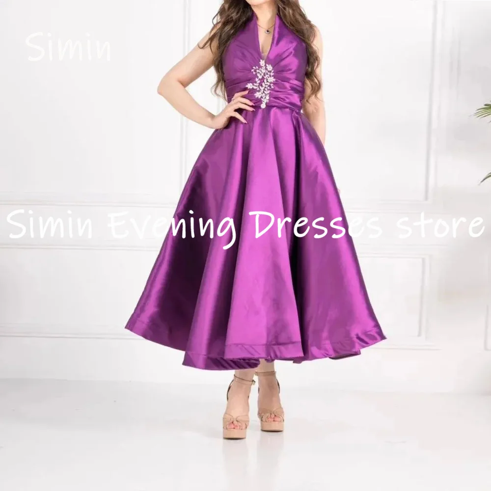 Женское атласное платье с V-образным вырезом и блестками