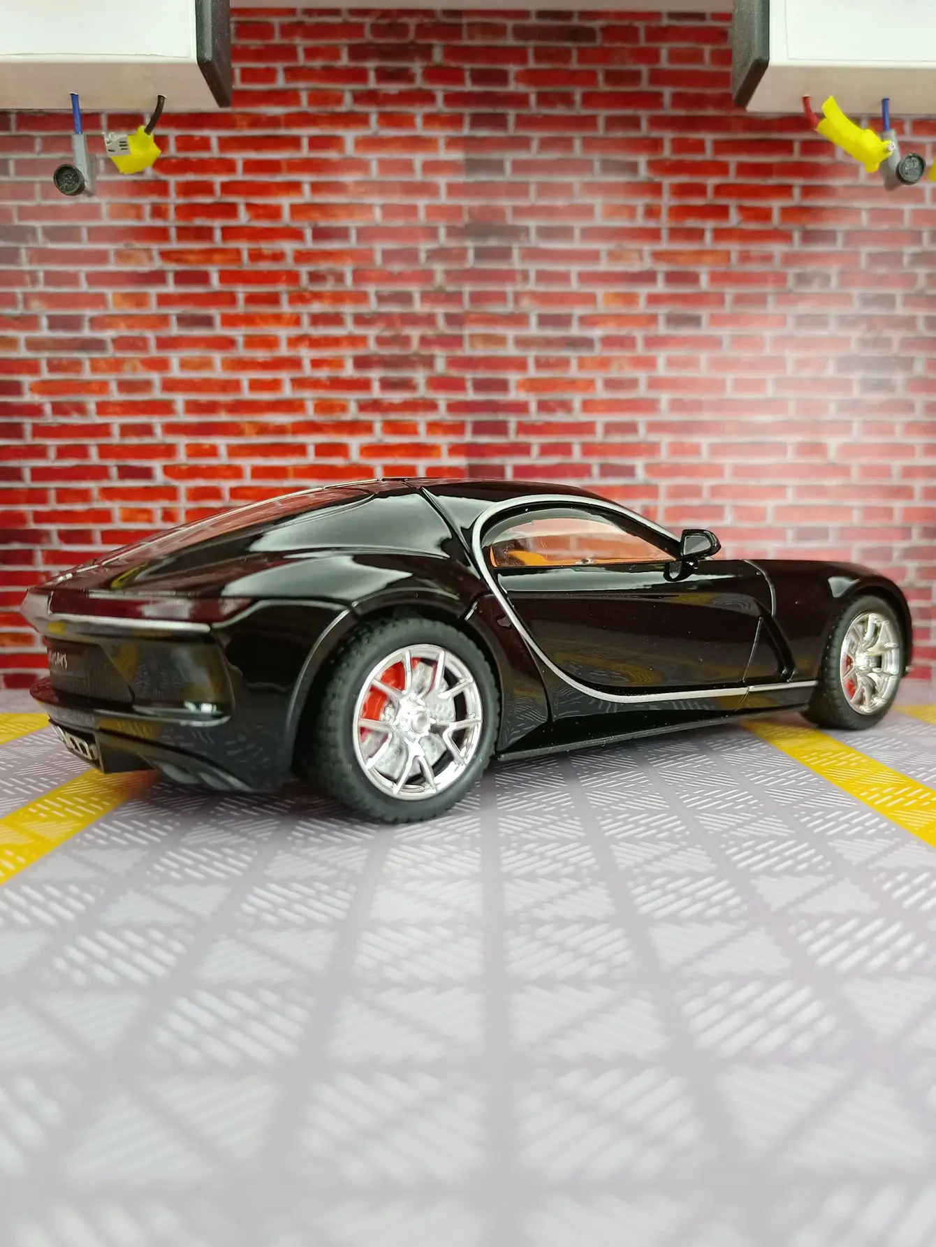 Фото Модель Bugatti Atlantic из сплава металлов в масштабе 1:24, симулирующая звуковые и световые эффекты, богатая деталями, тонкая работа. №1