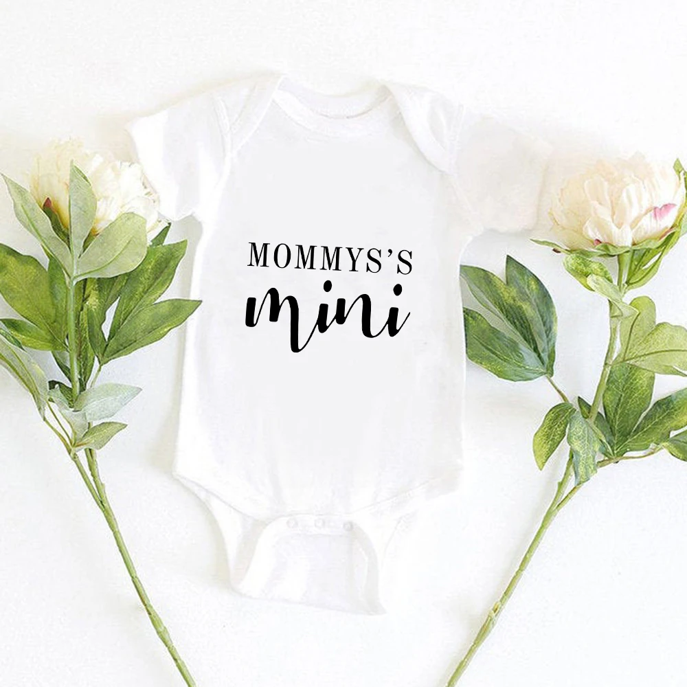 

Комбинезон Mommys детский с круглым вырезом и коротким рукавом, маленький ромпер с надписью, популярный креативный комбинезон для новорожденн...