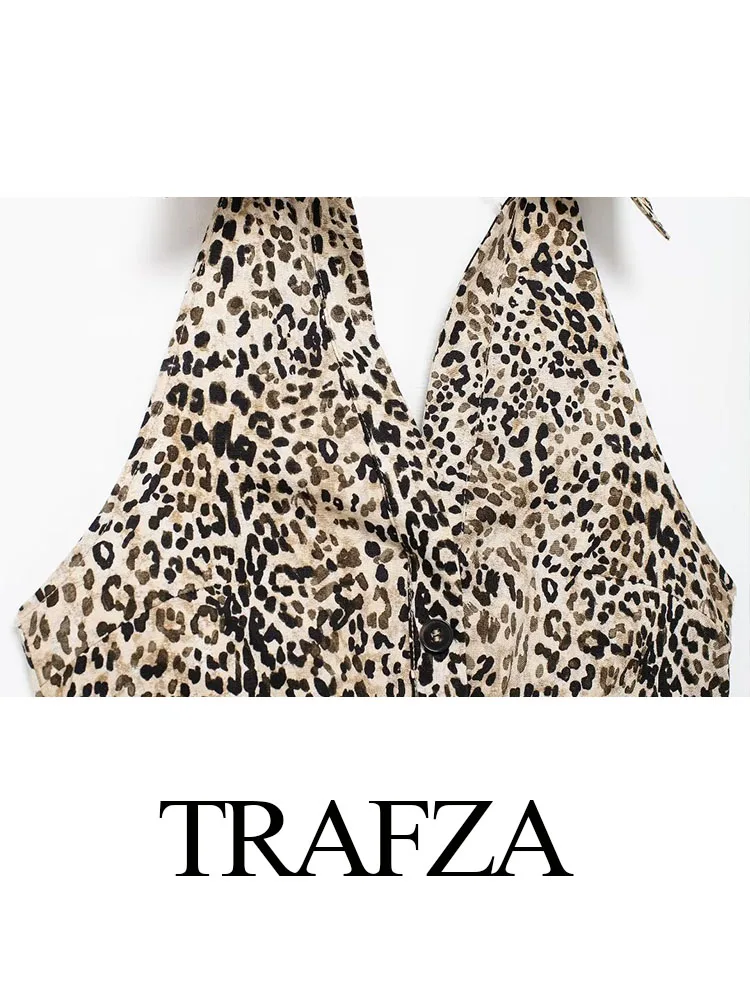 Женское платье средней длины с леопардовым принтом лямкой на шее