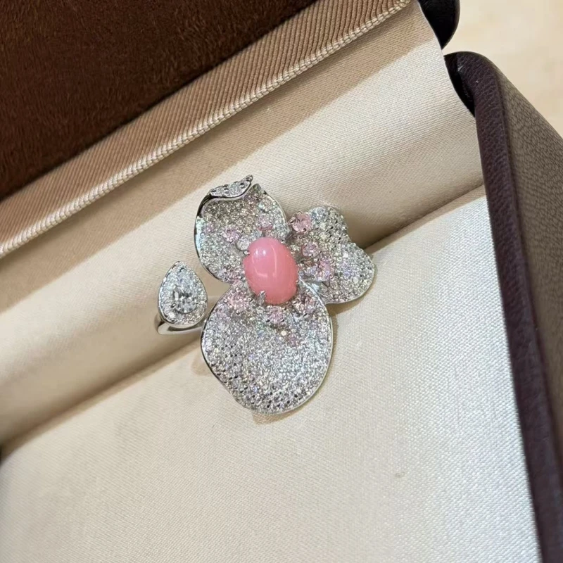 Фото Кольцо Cameo S925 из чистого серебра с розовым жемчугом Conch Pearl и овальной ракушкой Queen Shell, полностью инкрустированное бриллиантами, нежное, легкое, роскошное, в форме цветка №1